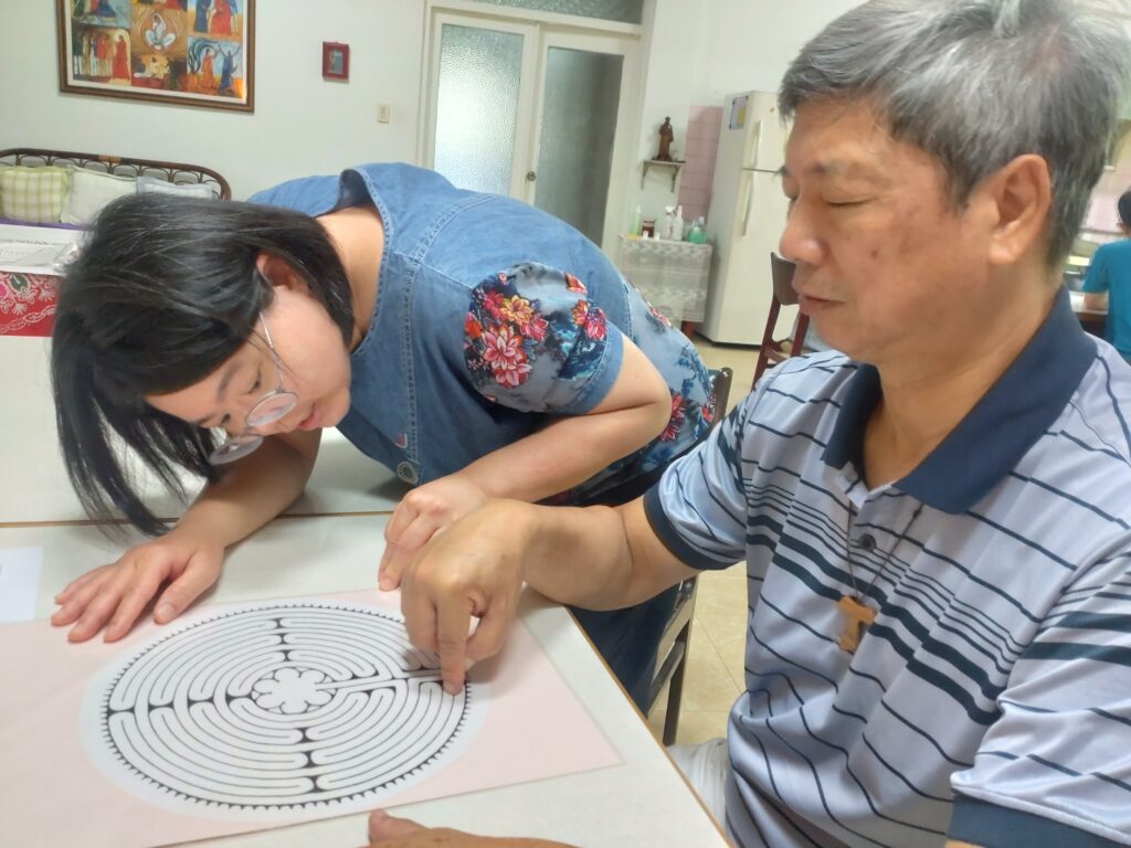 信任夥伴帶領走進心靈迷宮