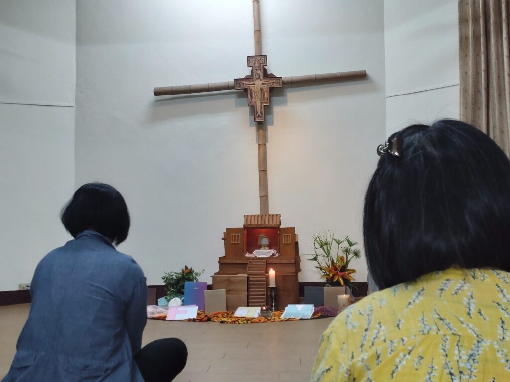 靜拜聖體讓人浸淫在耶穌的愛內